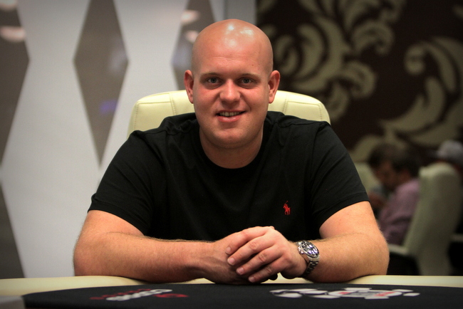 World #1 van Gerwen Plays Poker at WSOP Before US Darts Masters
