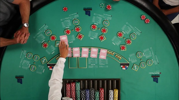 How is the Casino Hold 'em table set up?