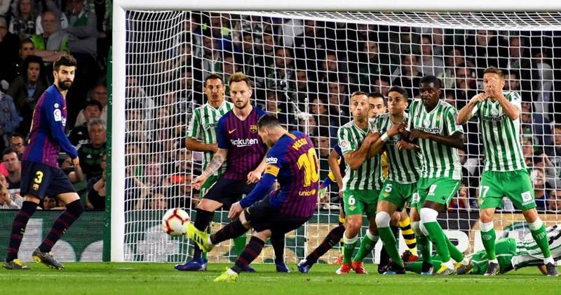 Lionel Messi free kick to scores