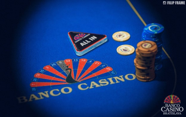 Banco Casino - poker table.