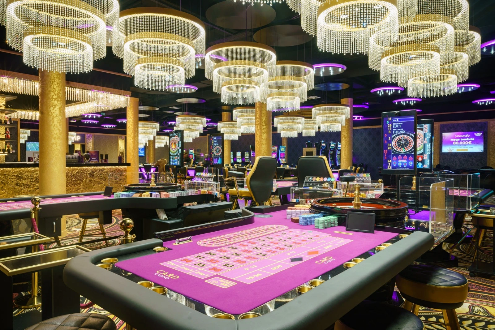 Play tables at Samorini Casino