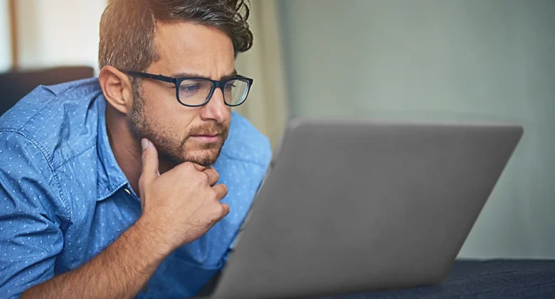 Man choosing online casino platform