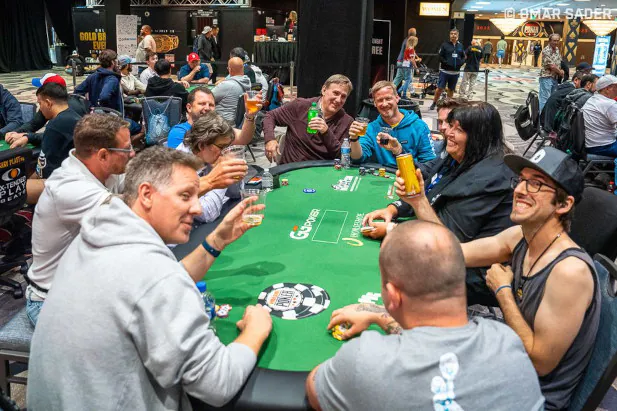 Main Event players enjoying the "Beer Level" in the final level of their Day 1 flight
