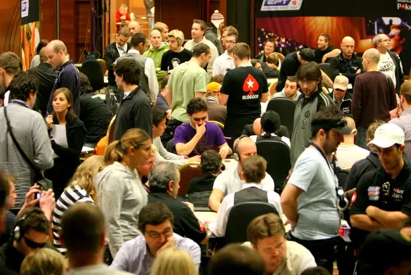 So gewinnt man ein Pokerturnier mit 3000 Spielern (Top-Tricks)
