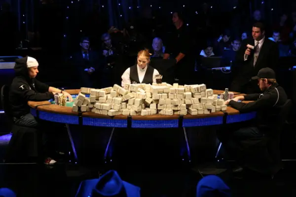 Spieltheorie – Wer gewinnt beim Pokern wirklich?