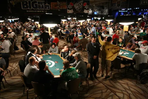 MTT Deep Stack Strategie Tag 1 – Turniere und Strategien