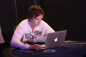 Viktor Blom spielt Online-Poker.