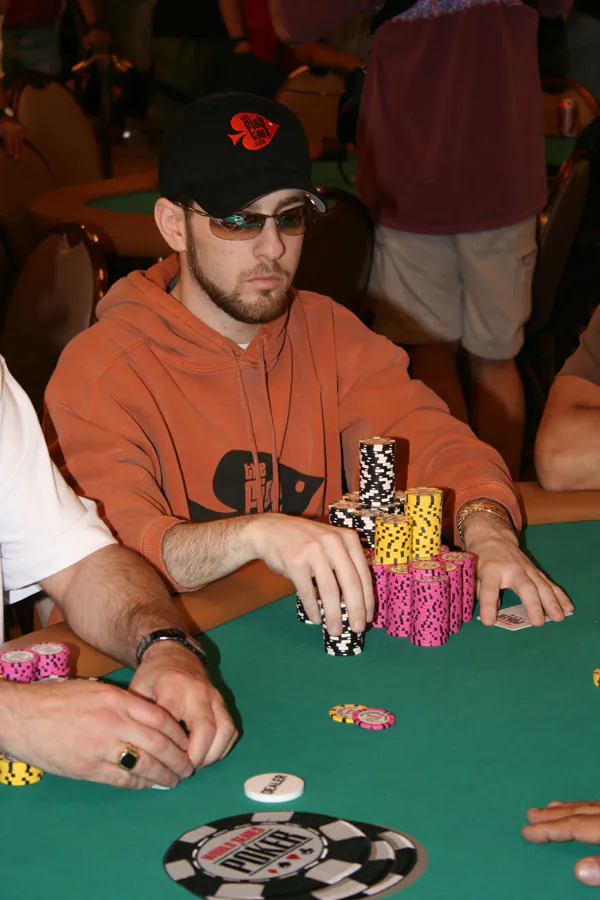 eye contact is one of the best tells in live poker