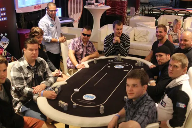 How to Host the Perfect Poker Home Game: Who to Invite