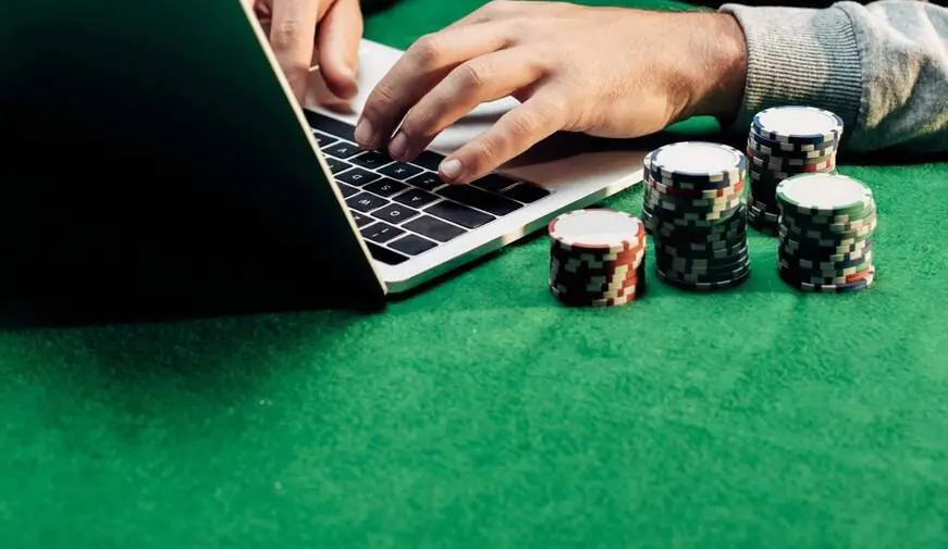 Online Poker vs Live Poker: Moving from one to another