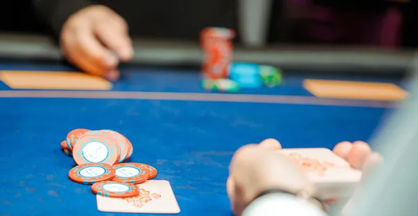 what is a poker straddle bet