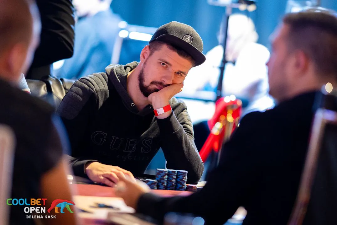 Paulius Kostickis Flats Big Slick, Somehow Wins Pot