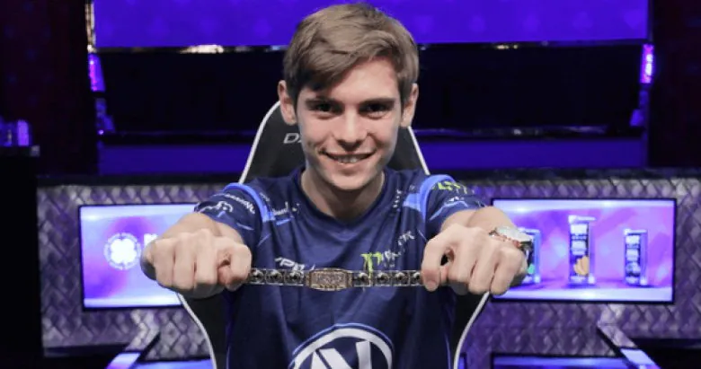 Fedor Holz winning a bracelet.