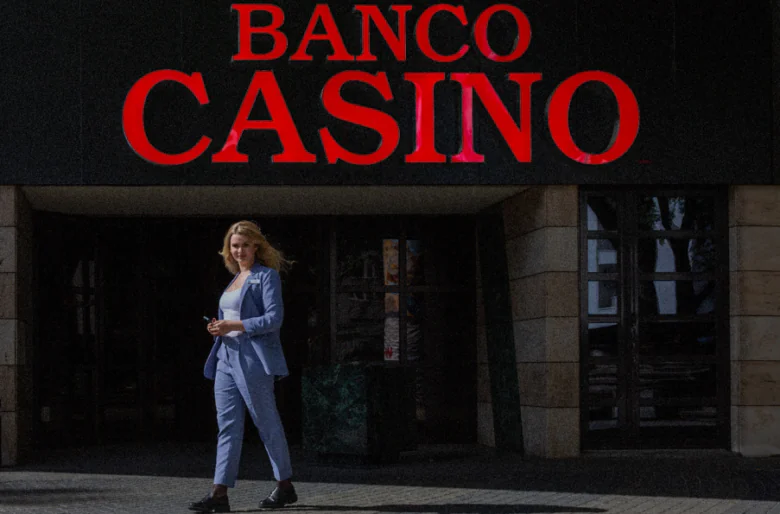 Zuzana Mikulikova in front of Banco Casino